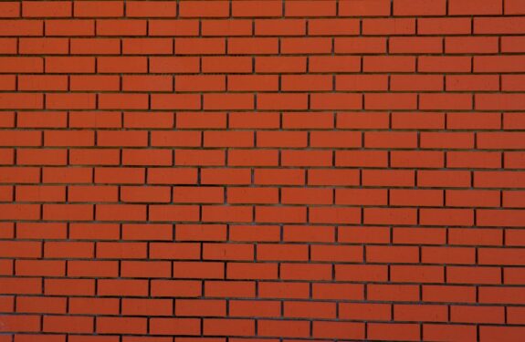 Termoaktywne ściany i meble z gliny i PCM – pasywne chłodzenie i ciepło bez klimatyzacji