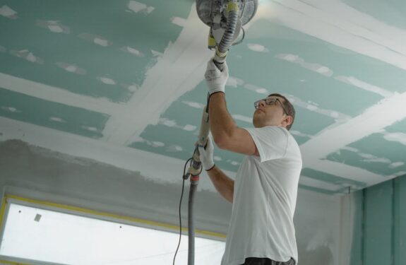 Sufit, który grzeje i chłodzi – kapilarne maty wodne pod sufitem napinanym i tynkiem glinianym