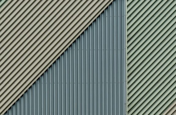 Ściana na magnes 24 V – modułowe meble i oświetlenie bez wiercenia dla elastycznego domu