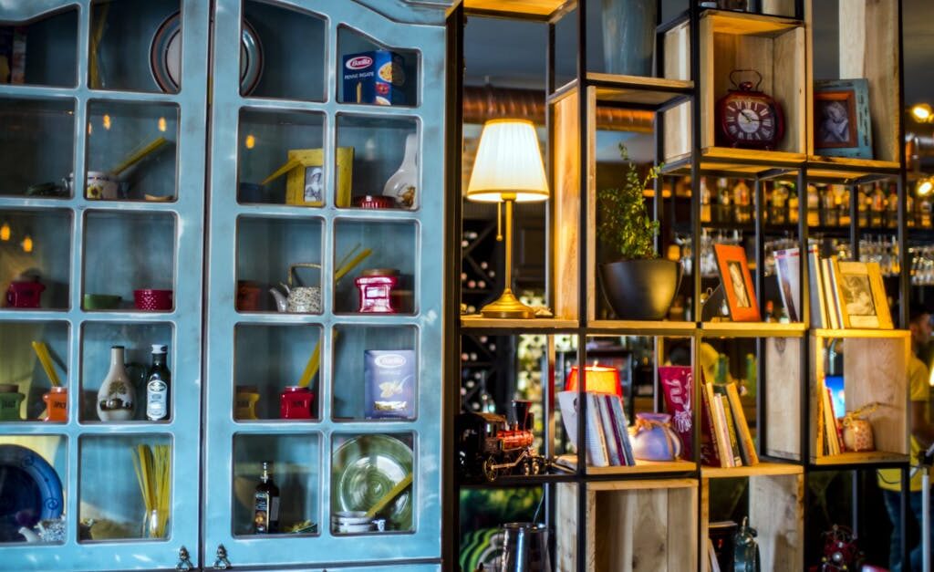 Regały akustyczne z rezonatorami Helmholtza – meble, które wyciszają salon, sypialnię i biuro domowe