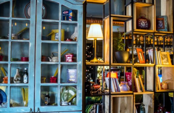 Regały akustyczne z rezonatorami Helmholtza – meble, które wyciszają salon, sypialnię i biuro domowe