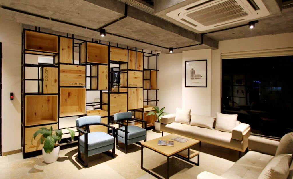 Meble na szynach sufitowych – przestawiasz układ mieszkania w 30 sekund