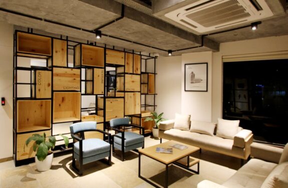 Meble na szynach sufitowych – przestawiasz układ mieszkania w 30 sekund