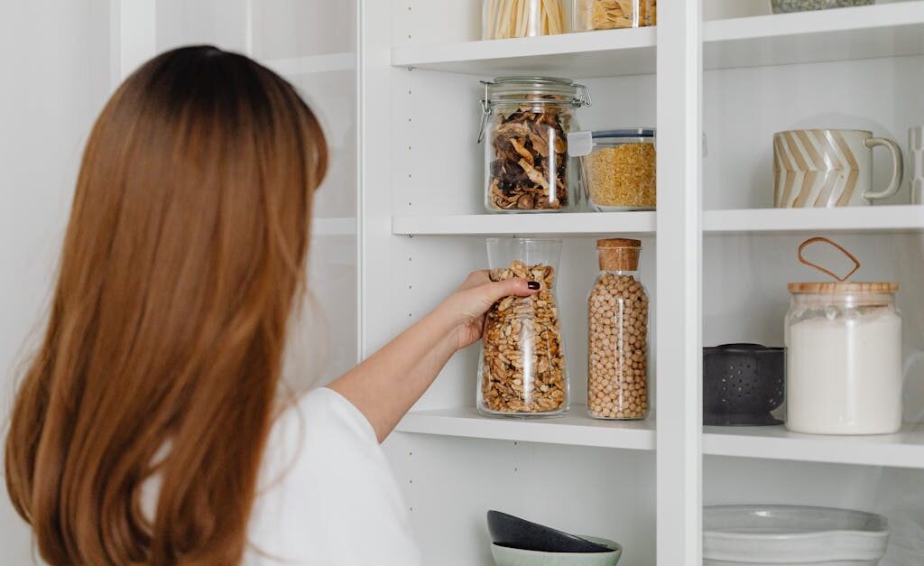 Pasywna spiżarnia ścienna w kuchni – chłodzenie bez prądu, które naprawdę działa