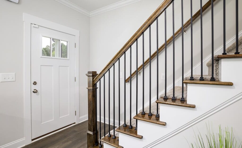 Szyna 24 V w listwach przypodłogowych – ukryta energia dla lampek, sensorów i ładowarek bez kucia ścian