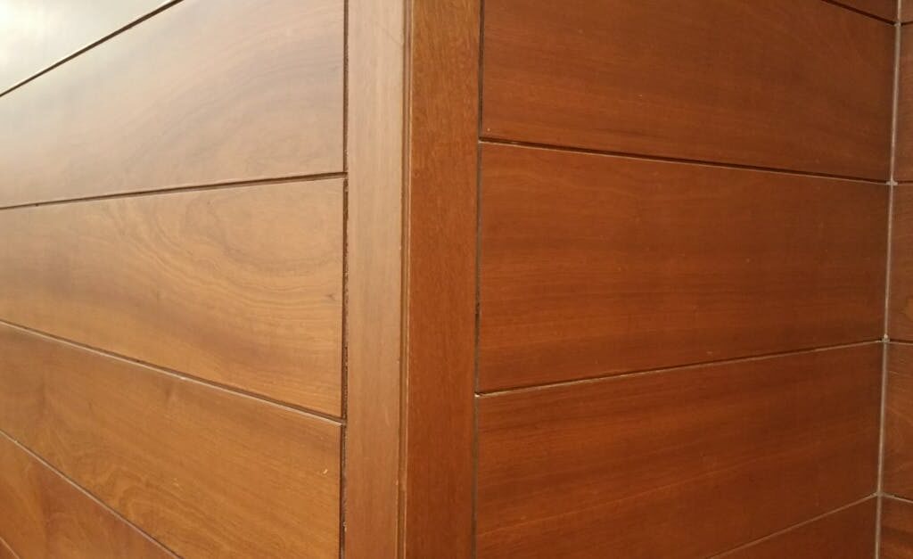 Higrotermiczne panele ścienne z konopi i wosku pszczelego z mikro‑wkładami PCM – ściana, która reguluje wilgoć, akustykę i temperaturę