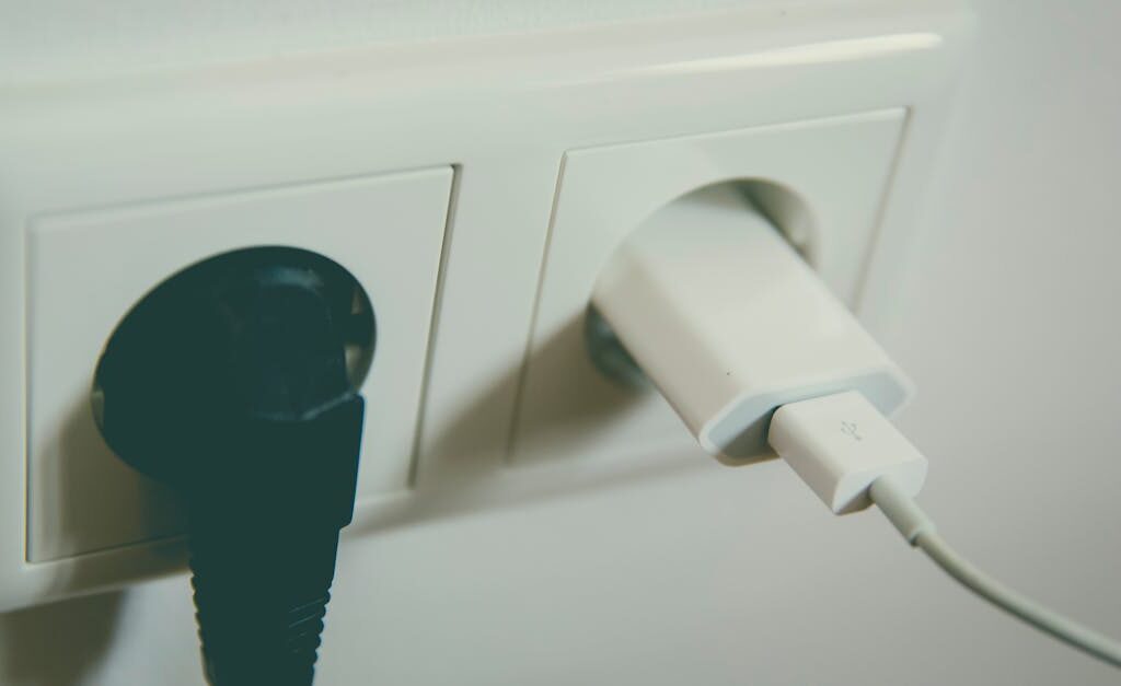 Listwa przypodłogowa 24 V DC – ukryta magistrala energii i danych w mieszkaniu