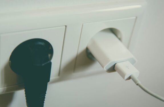 Listwa przypodłogowa 24 V DC – ukryta magistrala energii i danych w mieszkaniu