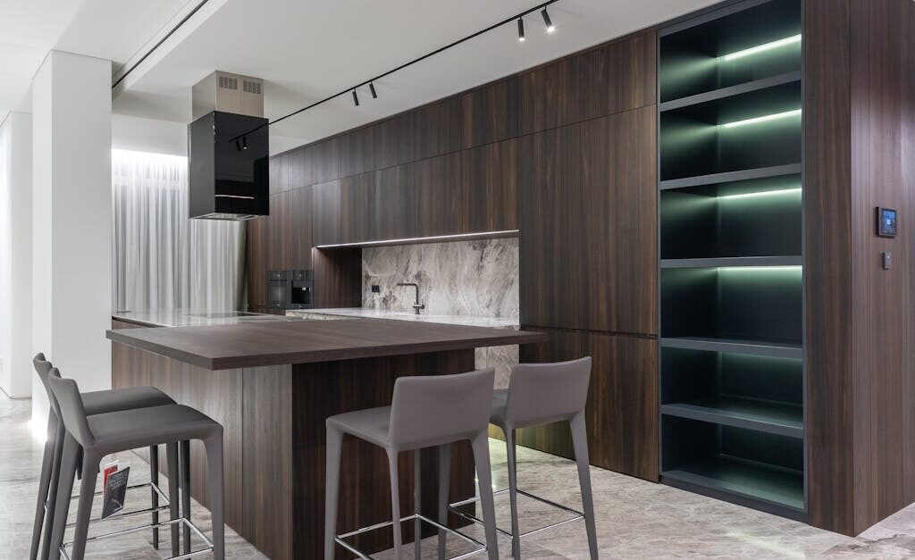 Magnetyczny szynoprzewód 24-48 V w domu – elastyczne oświetlenie, zasilanie i akcesoria bez kablowego chaosu