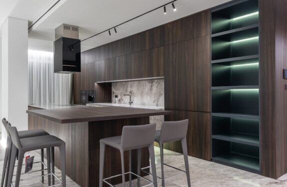 Magnetyczny szynoprzewód 24-48 V w domu – elastyczne oświetlenie, zasilanie i akcesoria bez kablowego chaosu