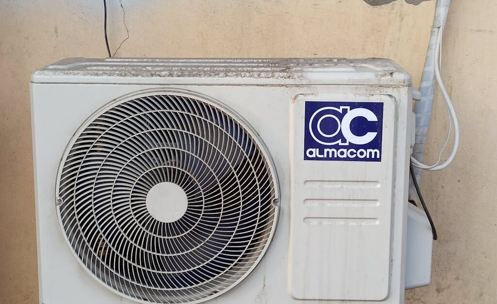 Ściana, która chłodzi latem i grzeje zimą – gliniany tynk kapilarny z modułami PCM do mieszkań i domów