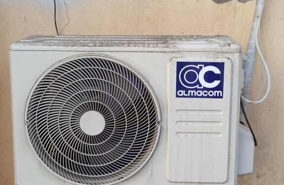 Ściana, która chłodzi latem i grzeje zimą – gliniany tynk kapilarny z modułami PCM do mieszkań i domów