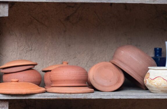 Zimna spiżarka 2.0 – parująca szafka z gliny i ceramiki do kuchni bez dodatkowego prądu